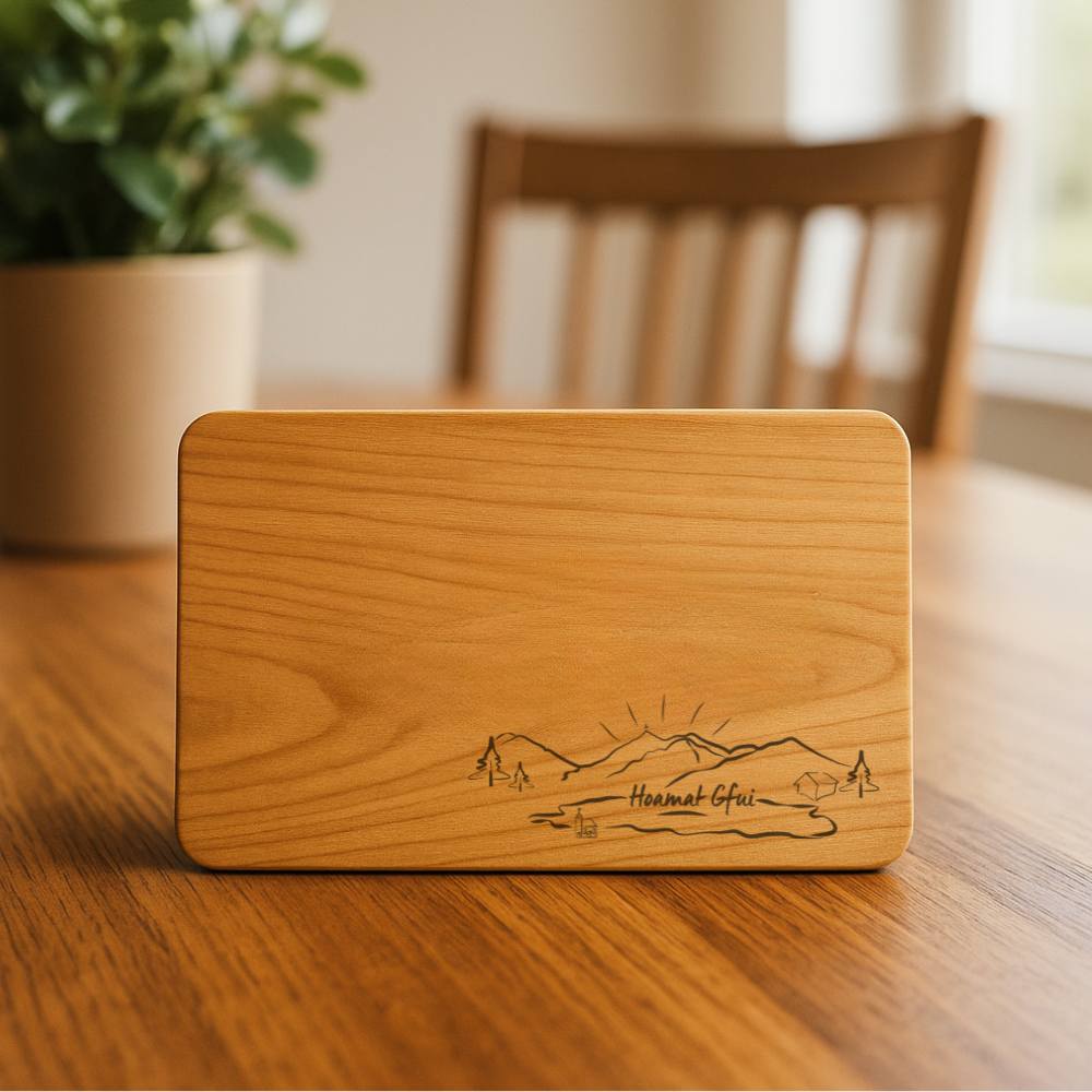 Hoamat Gfui Brotzeitbrett auf Küchentisch mit Stuhl im Hintergrund