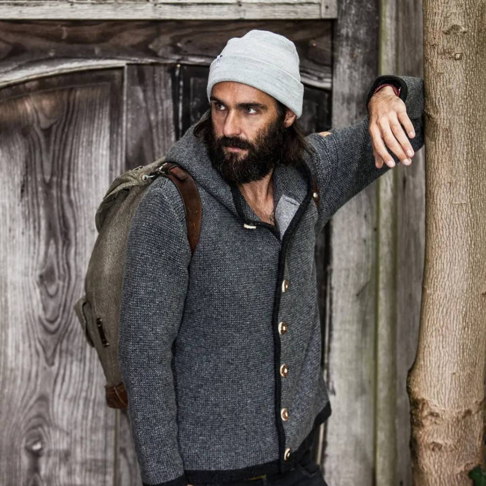 Hoamat Gfui Liebling Janker Thomas II in grau getragen von einem Mann in den Bergen