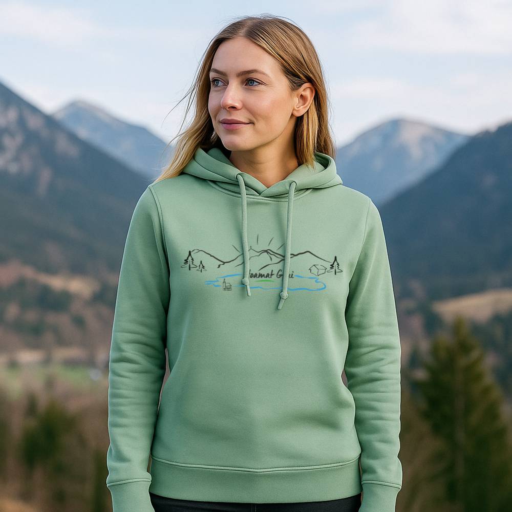Hoamat Gfui Pullover in sage mit Logo getragen von einem Mädchen