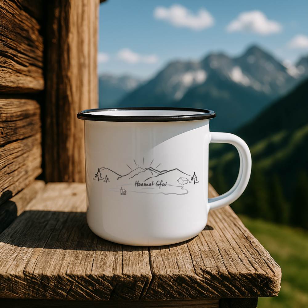 Hoamat Gfui Tasse Emaille auf Holzbank in den Bergen