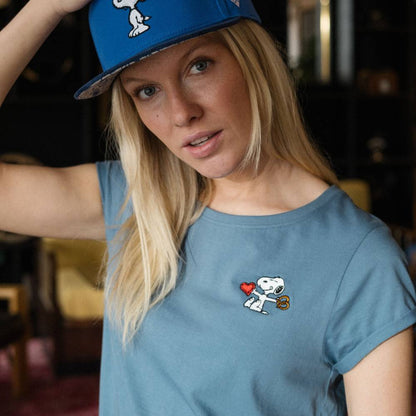 Hoamat Gfui Bavarian Caps Peanuts Snoopy Herz mit Brezn getragen von einem Mädchen