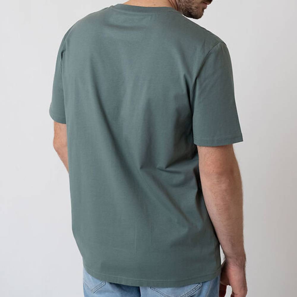 Hoamat Gfui Bavarian Caps T-Shirt Expresslieferdienst in Grün für Männer, getragen von hinten