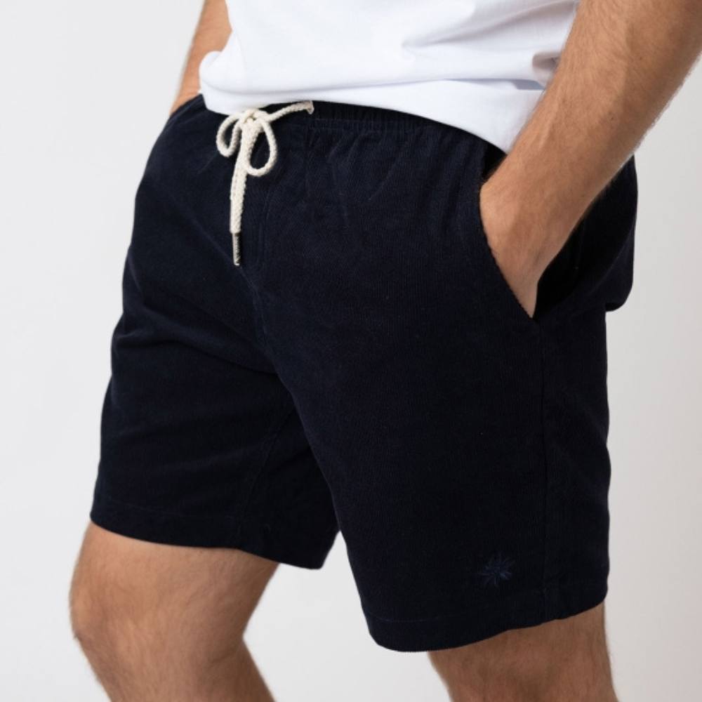 Hoamat Gfui Bavarian Cups Cord Shorts für Herren in schwarz, getragen