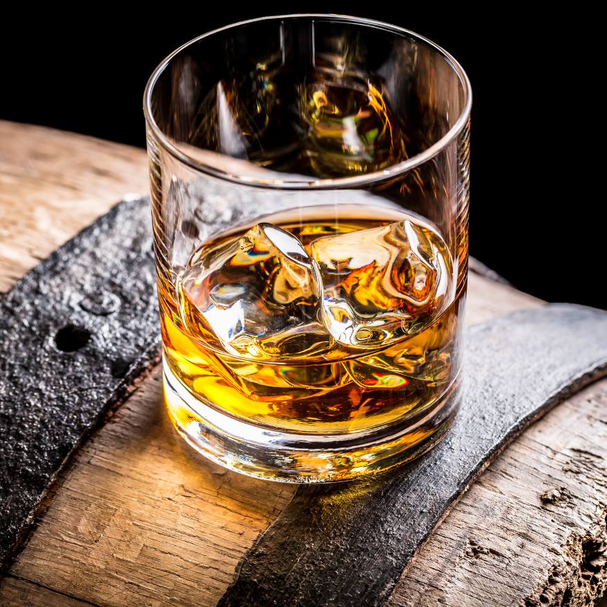 Hoamat Gfui Button für Genuss Kategorie. Whisky Glas auf Fass